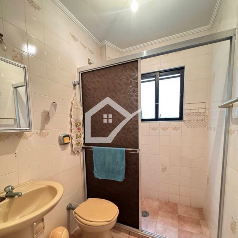 Banheiro apartamento à venda (46m²), 100 metros da praia, 1 quarto, 1 vaga